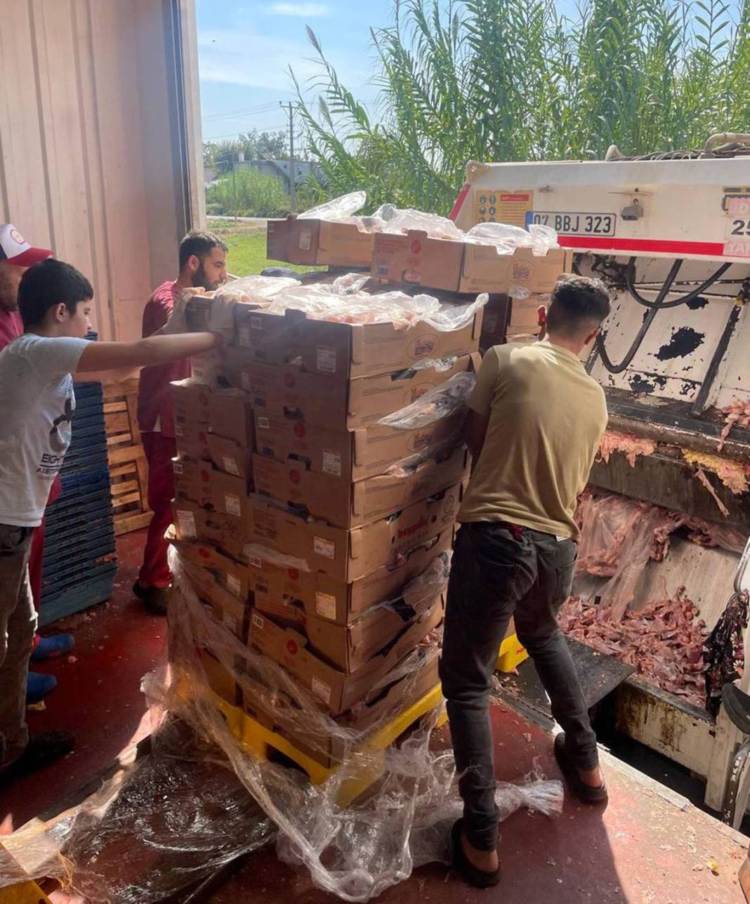 O kentte 17 ton çürümüş et ele geçirildi! Restoranlara satmak üzereyken yakalandılar 1